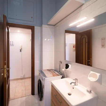 Design & Comfort Near Station Apartament